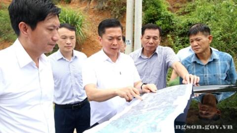 Đồng chí Đinh Hữu Học, Uỷ viên Ban Thường vụ Tỉnh ủy,  Phó Chủ tịch Thường trực UBND tỉnh khảo sát dự án Cải tạo, nâng cấp đường Bến Bắc - Khuổi Mạ - Khánh Khê