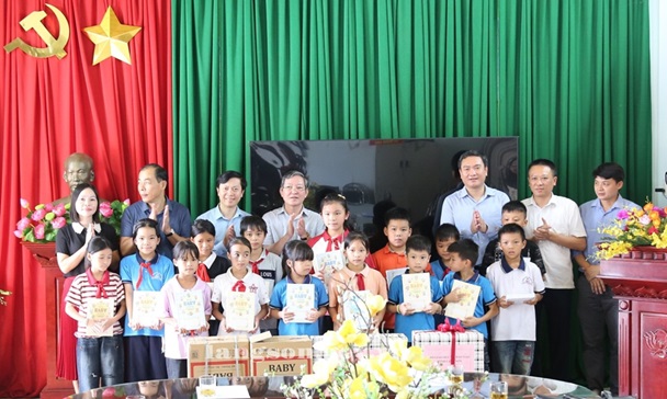 Lãnh đạo Trung ương Hội Nông dân Việt Nam và lãnh đạo Tỉnh ủy thăm, tặng quà các trường học bị ảnh hưởng do cơn bão số 11