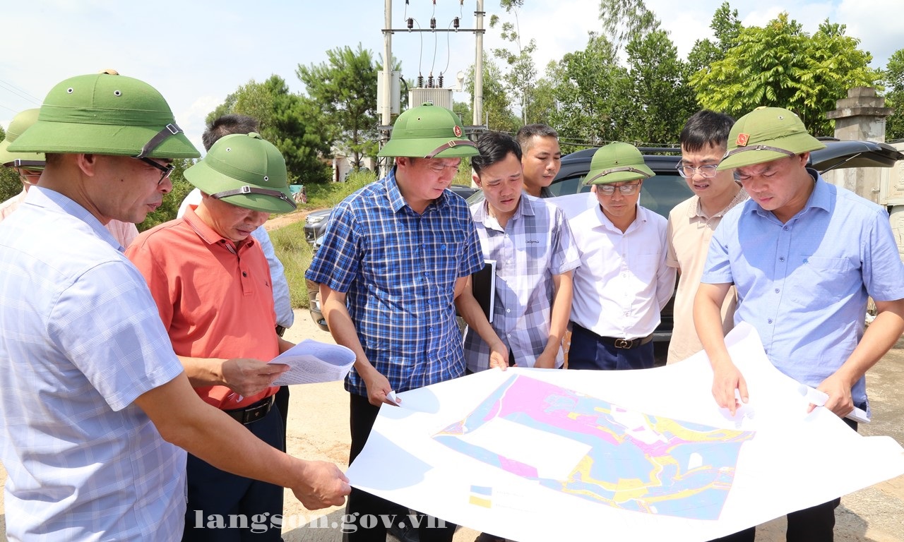 Đồng chí Đinh Hữu Học, Phó Chủ tịch Thường trực UBND tỉnh kiểm tra tình hình triển khai các dự án trên địa bàn xã Na Dương và xã Lộc Bình