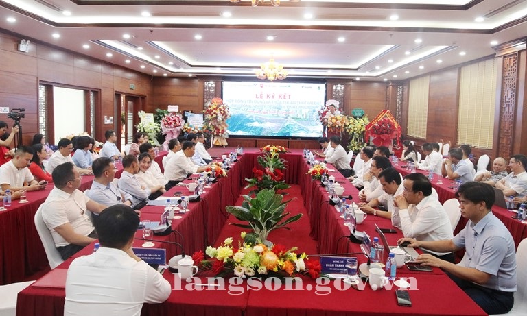 Đồng chí Đoàn Thanh Sơn, Phó Chủ tịch UBND tỉnh dự Lễ ký hợp đồng tín dụng và thỏa thuận thuê lại đất Cụm công nghiệp Đình Lập