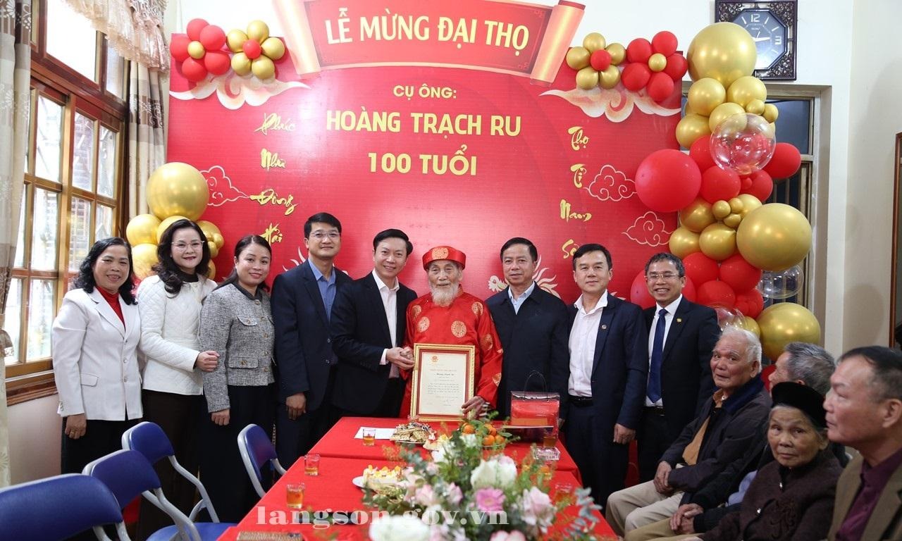 Đồng chí Nguyễn Hoàng Tùng, Phó Chủ tịch Thường trực Ủy ban MTTQ Việt Nam tỉnh thăm và chúc thọ người cao tuổi thọ 100 tuổi tại xã Đồng Đăng
