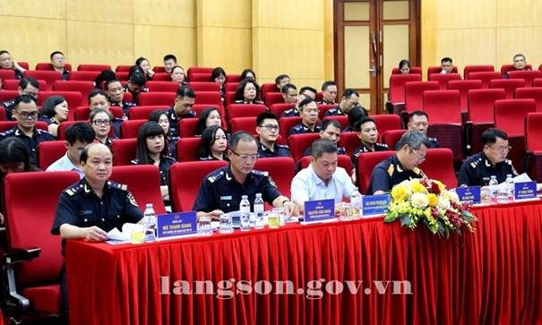 Đồng chí Đoàn Thanh Sơn, Phó Chủ tịch UBND tỉnh dự sơ kết công tác 6 tháng đầu năm 2025 tại Chi cục Hải quan khu vực VI