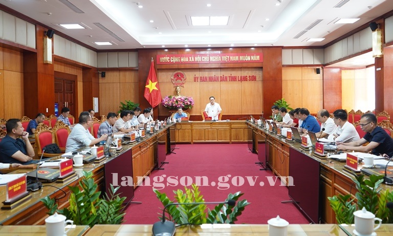 Đồng chí Hồ Tiến Thiệu, Chủ tịch UBND tỉnh chủ trì họp đánh giá tình hình triển khai các dự án khu, cụm công nghiệp trên địa bàn tỉnh