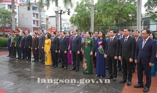Đoàn đại biểu của tỉnh và thành phố Lạng Sơn dâng hương, dâng hoa nhân dịp kỷ niệm 135 năm ngày sinh Chủ tịch Hồ Chí Minh (19/5/1890 - 19/5/2025)