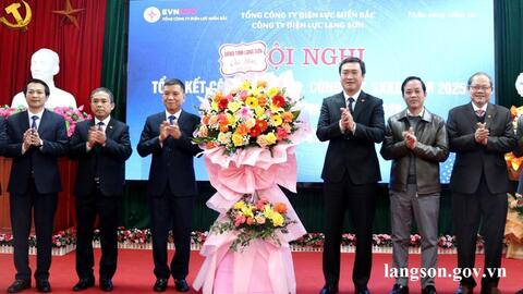 Đồng chí Nguyễn Cảnh Toàn, Phó Bí thư Tỉnh ủy, Chủ tịch UBND tỉnh dự tổng kết công tác Đảng và công tác sản xuất, kinh doanh năm 2025 tại Công ty Điện lực Lạng Sơn