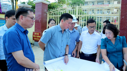 Đồng chí Đinh Hữu Học, Phó Chủ tịch Thường trực UBND tỉnh kiểm tra tình hình thực hiện dự án đường Lý Thái Tổ kéo dài và khu dân cư, tái định cư thành phố Lạng Sơn