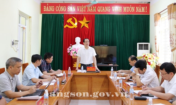 Đồng chí Dương Xuân Huyên, Phó Chủ tịch Thường trực UBND tỉnh khảo sát việc xây dựng trường phổ thông nội trú liên cấp tiểu học và trung học cơ sở tại xã Khuất Xá