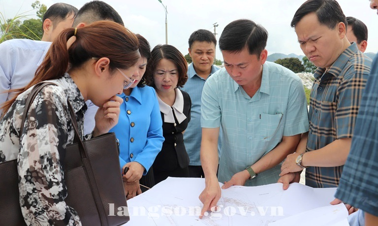 Đồng chí Đinh Hữu Học, Phó Chủ tịch Thường trực HĐND tỉnh kiểm tra dự án Đường Lý Thái Tổ kéo dài và khu dân cư, tái định cư thành phố Lạng Sơn