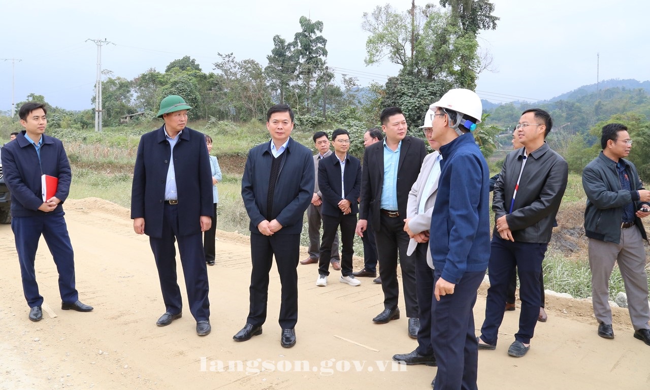 Đồng chí Đinh Hữu Học, Phó Chủ tịch Thường trực UBND tỉnh kiểm tra tình hình thực hiện dự án cao tốc Đồng Đăng (Lạng Sơn) - Trà Lĩnh (Cao Bằng)