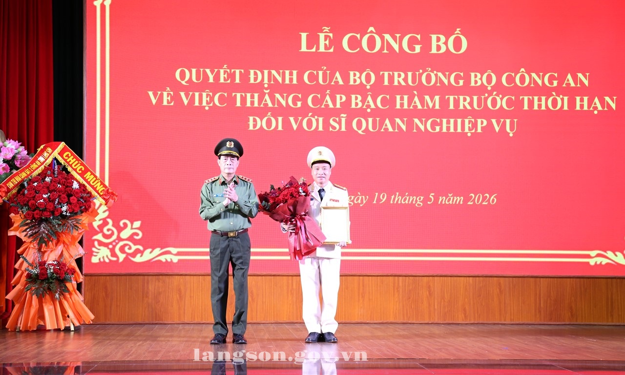 Công bố Quyết định thăng cấp bậc hàm trước thời hạn đối với Giám đốc Công an tỉnh Lạng Sơn