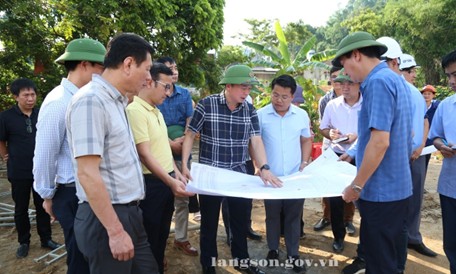 Đồng chí Đinh Hữu Học, Phó Chủ tịch Thường trực UBND tỉnh đã kiểm tra tiến độ triển khai các dự án thuộc Đề án thí điểm xây dựng cửa khẩu thông minh và Khu tái định cư Thụy Hùng