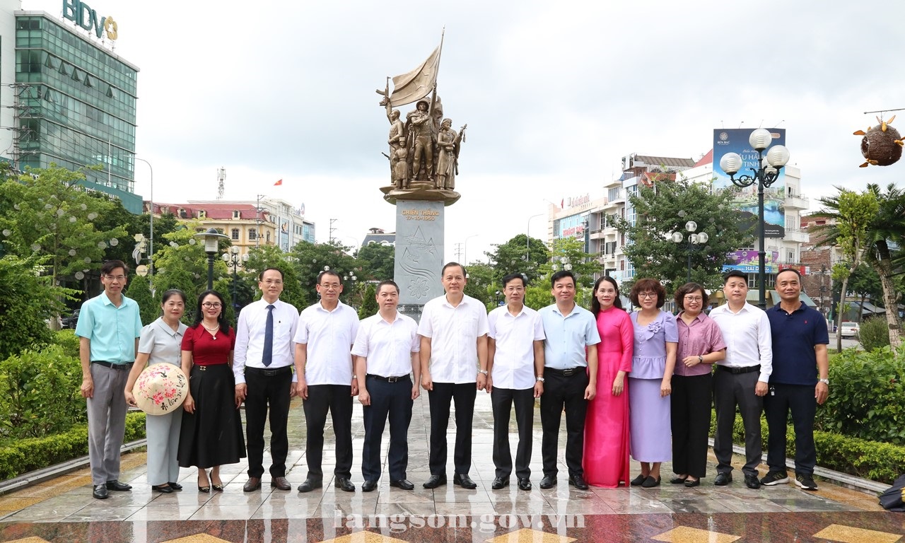 Bàn giao, đưa vào sử dụng dự án Khối biểu tượng nghệ thuật tại Vườn hoa 17/10