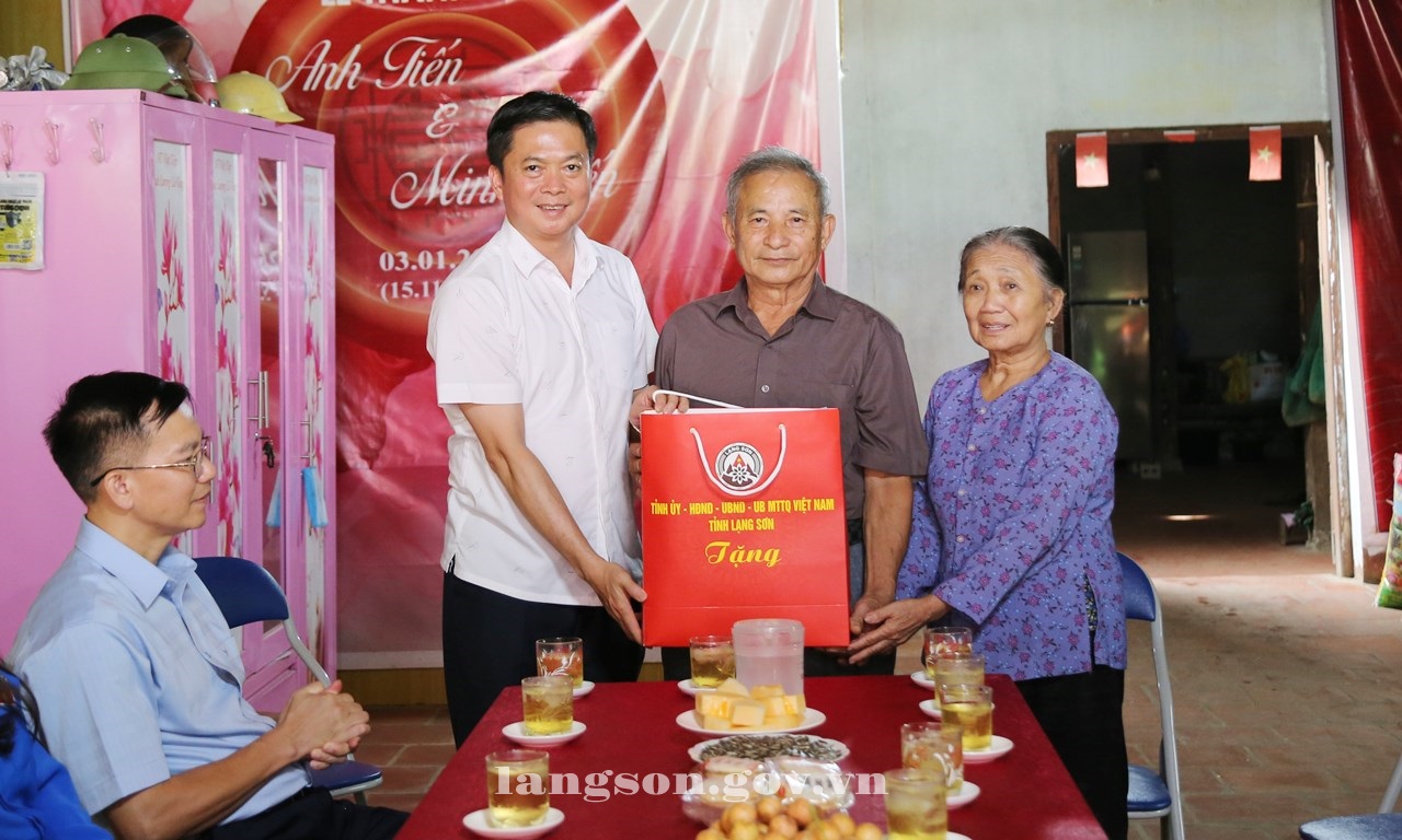 Đồng chí Đinh Hữu Học, Ủy viên Ban Thường vụ Tỉnh ủy, Phó Chủ tịch Thường trực UBND tỉnh thăm, tặng quà gia đình chính sách, người có công với cách mạng tại xã Bằng Mạc