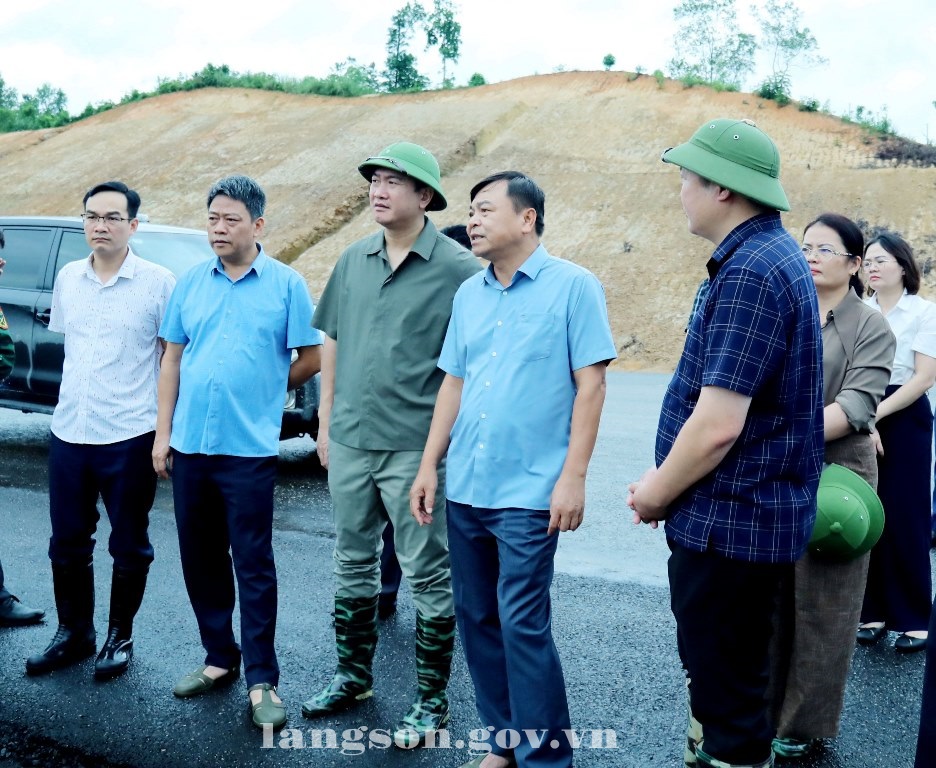 24_8_2026_Thu_truong_Bo_NNMT_kiem_tra_cong_tac_ung_pho_bao_lu_tai_tinh_Lang_Son__3__95cbc