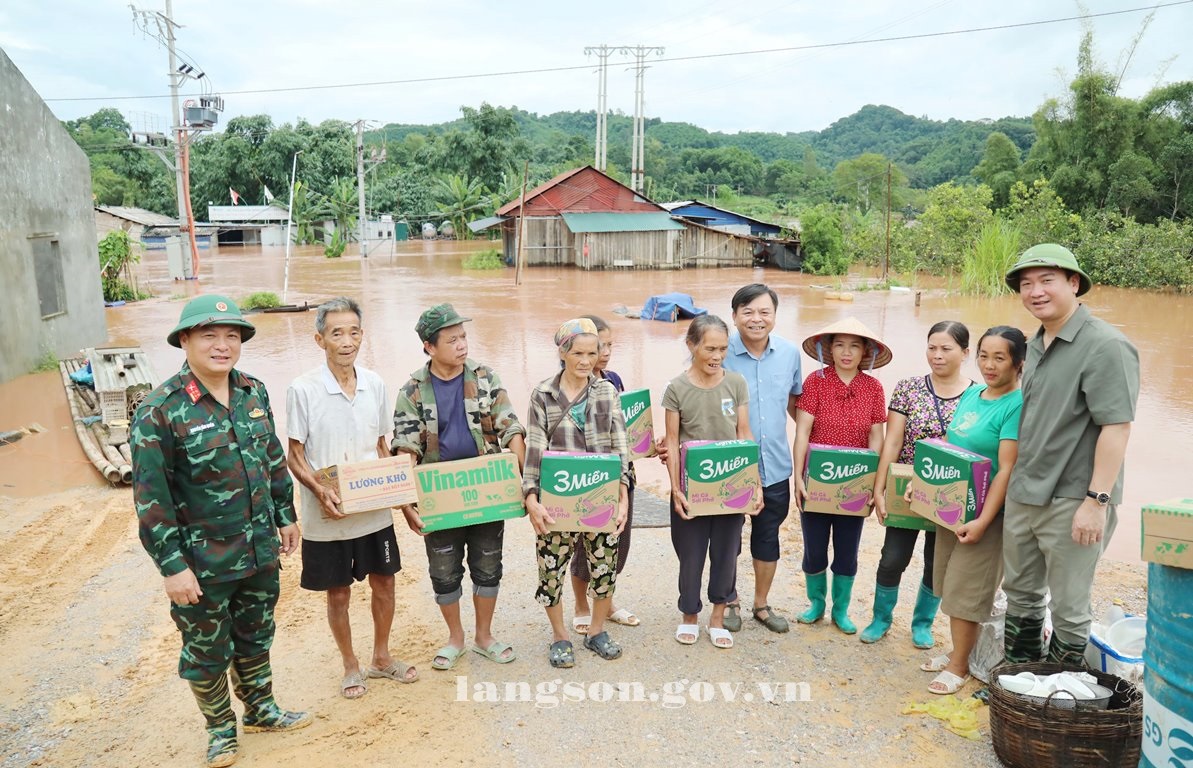 24_8_2026_Thu_truong_Bo_NNMT_kiem_tra_cong_tac_ung_pho_bao_lu_tai_tinh_Lang_Son__4__7fc35