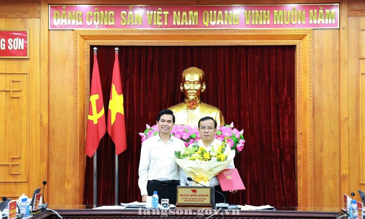 5_8_2026_Dong_chi_Hoang_Quoc_Khanh__Uy_vien_Ban_Chap_hanh_Trung_uong_Dang__Bi_thu_Tinh_uy_trao_Quyet_dinh_va_tang_hoa_chuc_mung_dong_chi_Phan_Hong_Tien_19bd2