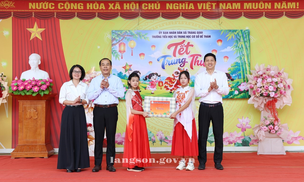 Đồng chí Vũ Hoàng Anh, Phó Bí thư Tỉnh ủy, Chủ tịch Ủy ban Mặt trận Tổ quốc Việt Nam tỉnh thăm, tặng quà Tết Trung thu tại Trường TH&THCS Đề Thám, xã Tràng Định