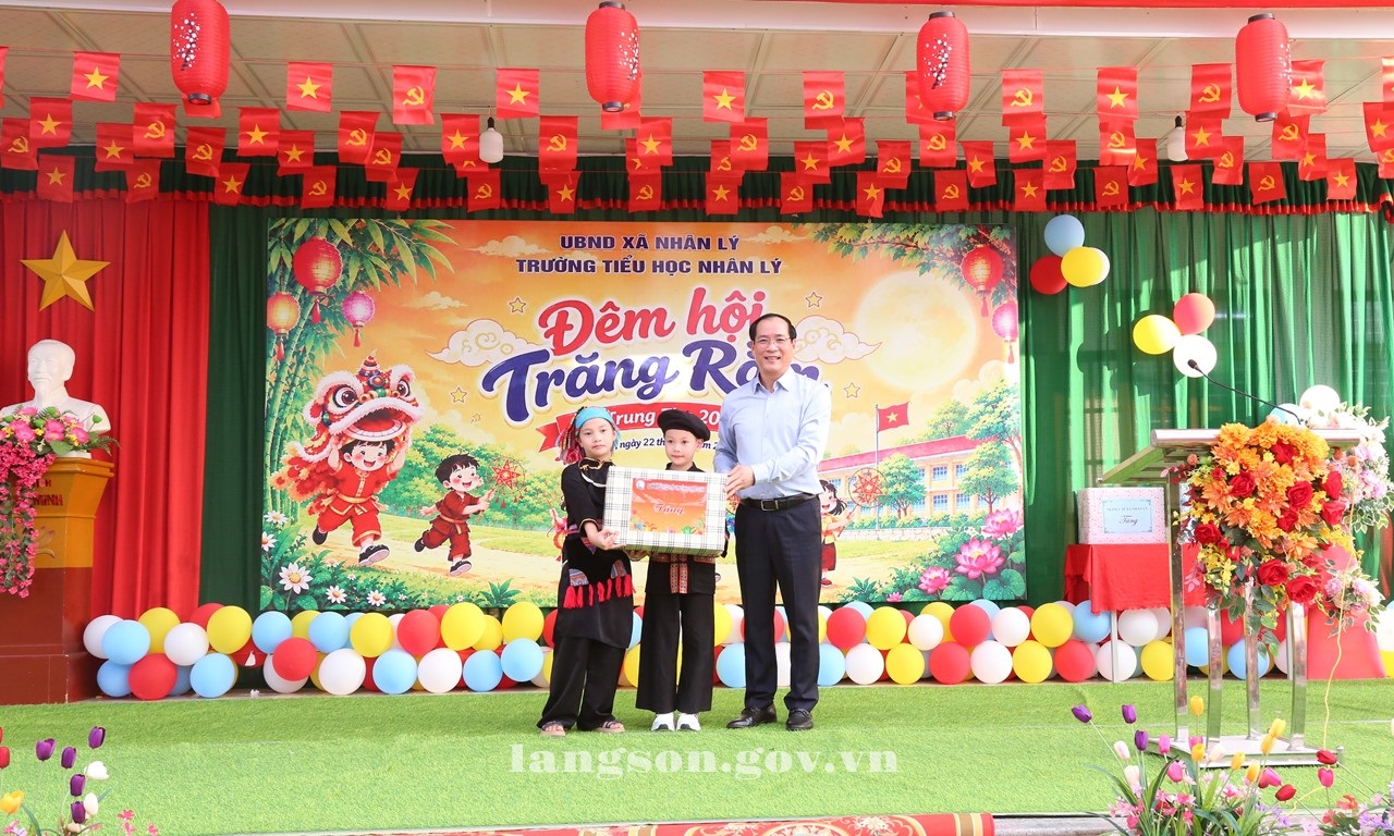 Đồng chí Dương Xuân Huyên, Ủy viên Ban Thường vụ Tỉnh ủy, Phó Chủ tịch Thường trực HĐND tỉnh thăm, tặng quà Tết Trung thu tại Trường Tiểu học Nhân Lý