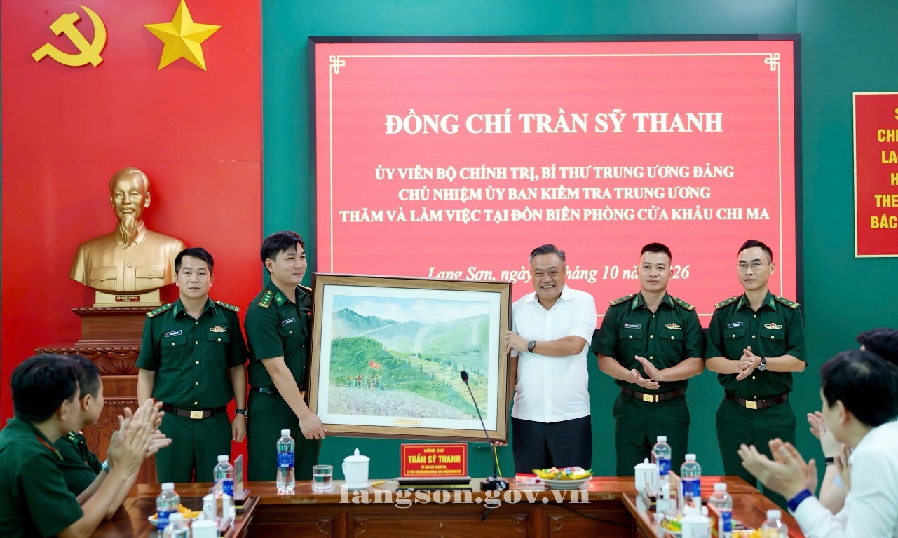 Đồng chí Trần Sỹ Thanh, Ủy viên Bộ Chính trị, Bí thư Trung ương Đảng, Chủ nhiệm Ủy ban Kiểm tra Trung ương, đại biểu Quốc hội khóa XVI tỉnh Lạng Sơn thăm, làm việc tại Đồn Biên phòng Chi Ma