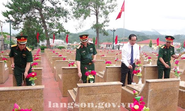 Đoàn công tác Quân khu 1 viếng nghĩa trang liệt sĩ tại Lạng Sơn