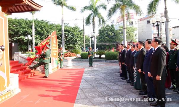 Đoàn đại biểu tỉnh Lạng Sơn dâng hương kỷ niệm 75 năm Ngày giải phóng Lạng Sơn