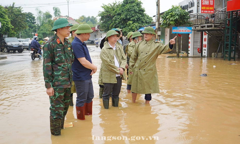 Đồng chí Đoàn Thanh Sơn, Phó Chủ tịch UBND tỉnh kiểm tra công tác ứng phó bão số 11 tại xã Thất Khê, xã Tràng Định
