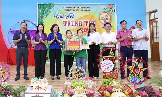 Đoàn công tác của tỉnh dự chương trình “Vui tết Trung thu ” tại trường Tiểu học 1 Văn Quan
