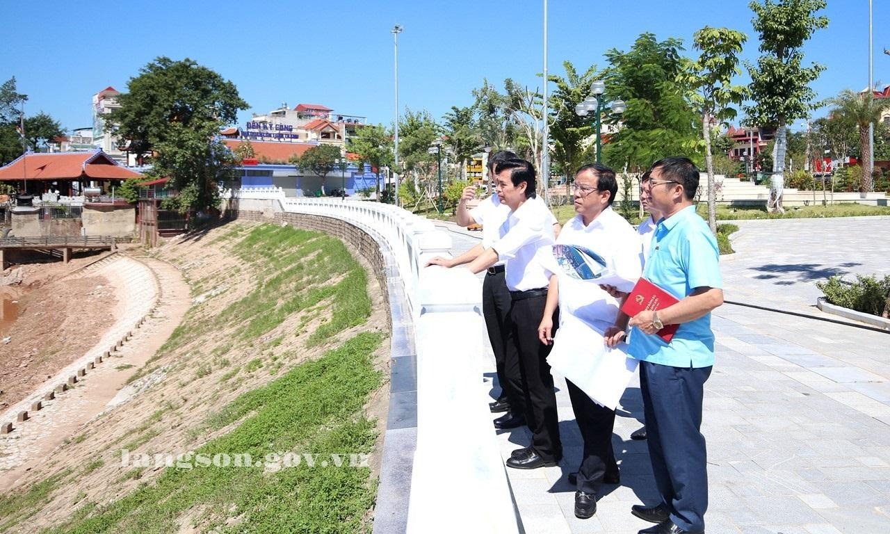 Lãnh đạo tỉnh khảo sát vị trí dự kiến xây dựng cầu kính trên sông Kỳ Cùng
