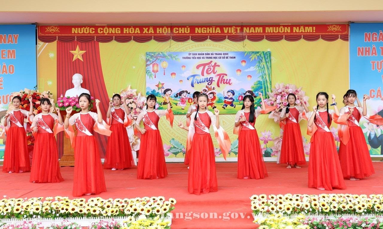 Đồng chí Vũ Hoàng Anh, Phó Bí thư Tỉnh ủy, Chủ tịch Ủy ban Mặt trận Tổ quốc Việt Nam tỉnh thăm, tặng quà Tết Trung thu tại Trường TH&THCS Đề Thám, xã Tràng Định