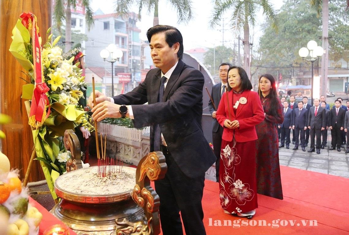 Đoàn đại biểu của tỉnh dâng hương nhân dịp Tết Nguyên đán Bính Ngọ năm 2026