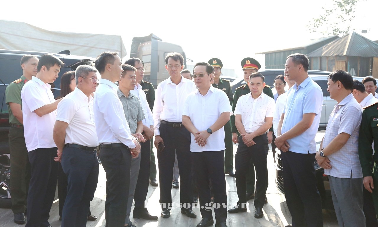 Đoàn công tác của Ban Chỉ đạo, Tổ Biên tập tổng kết thực hiện Nghị quyết số 16-NQ/TW của Bộ Chính trị khảo sát tại xã Đồng Đăng và xã Hoàng Văn Thụ