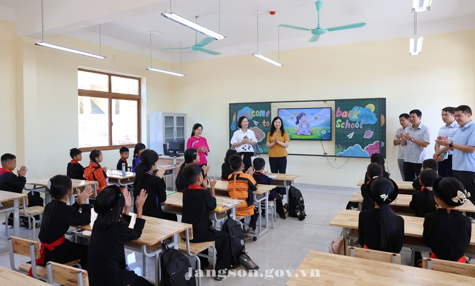 Lãnh đạo UBND tỉnh kiểm tra công tác chuẩn bị, tổ chức vận hành thử các Trường phổ thông nội trú Tiểu học và Trung học cơ sở tại các xã biên giới Kiên Mộc, Khuất Xá, Mẫu Sơn